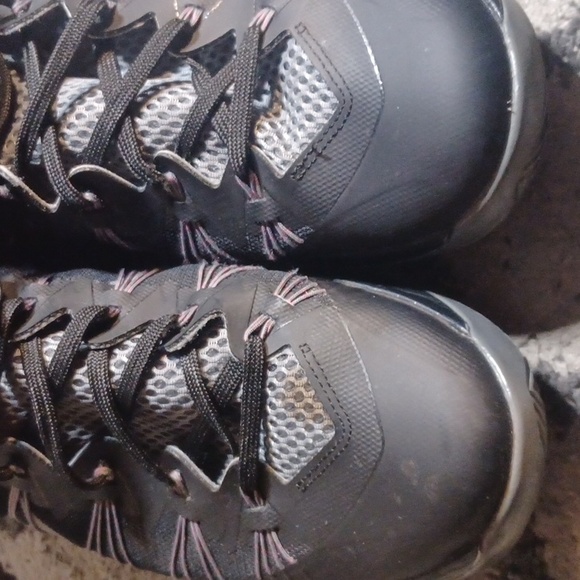 Nike Hyperdunk 2013s in Black and Pink - Picture 4 of 8